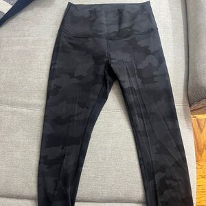 Lululemon 25inch cropped Wunder Under